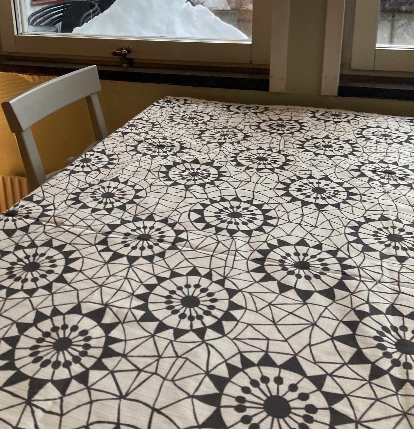Svart-vit duk av designen "Nätverk"