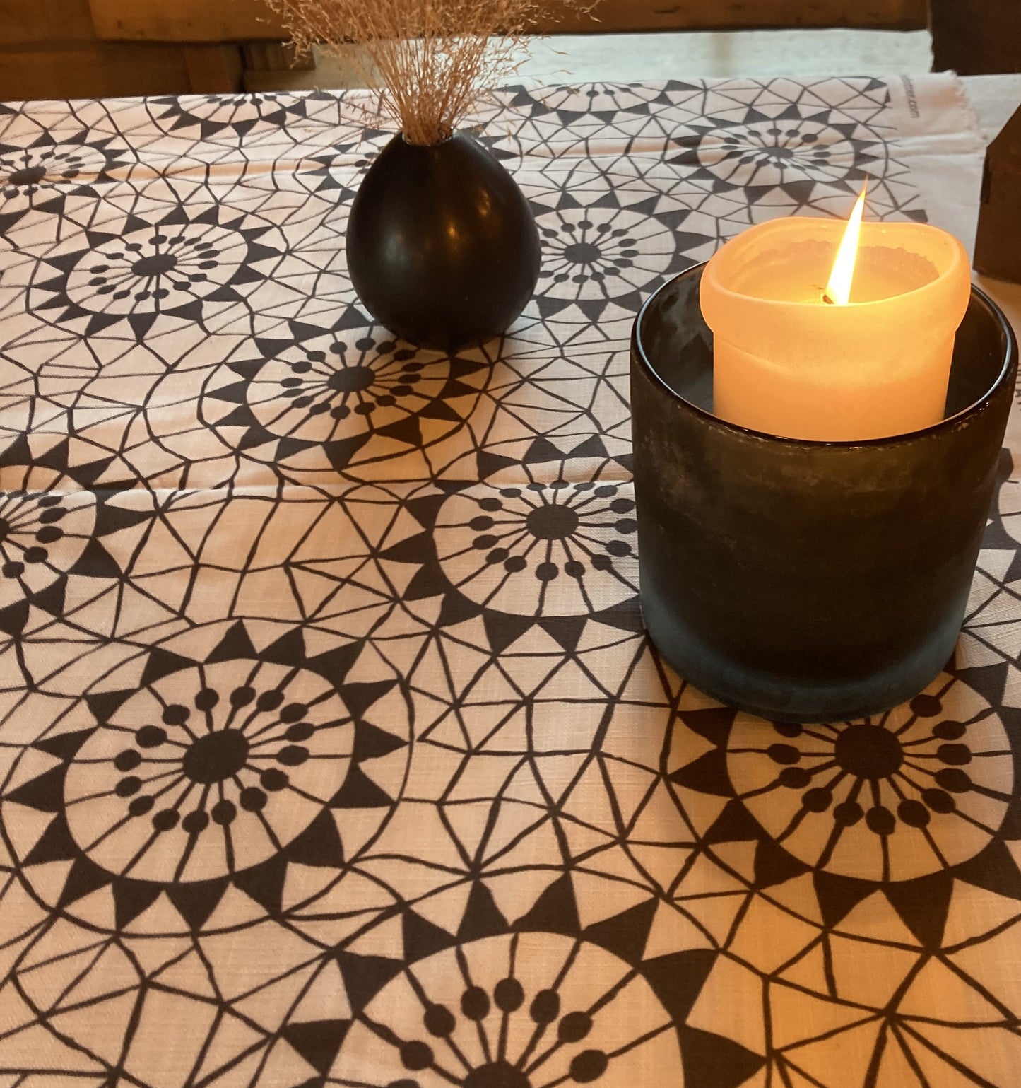 Svart-vit duk av designen "Nätverk"